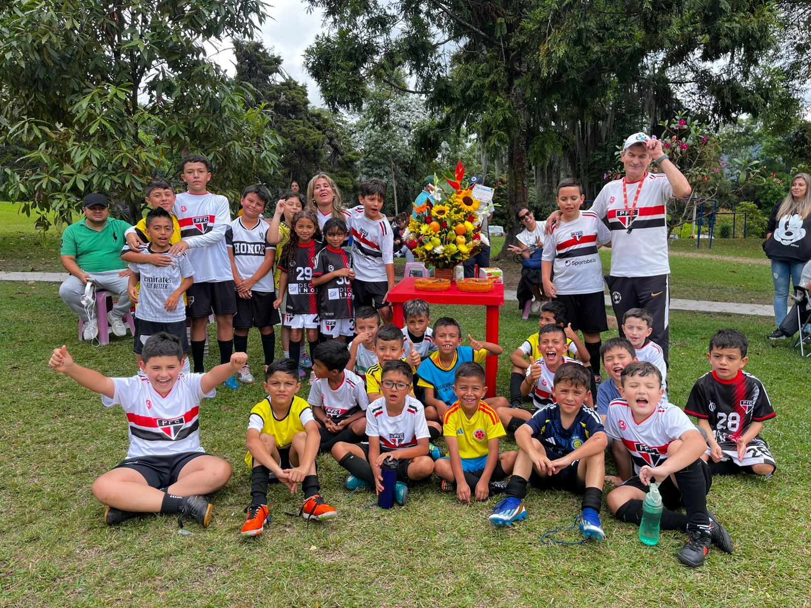Entrenador con niños de Promesas FC