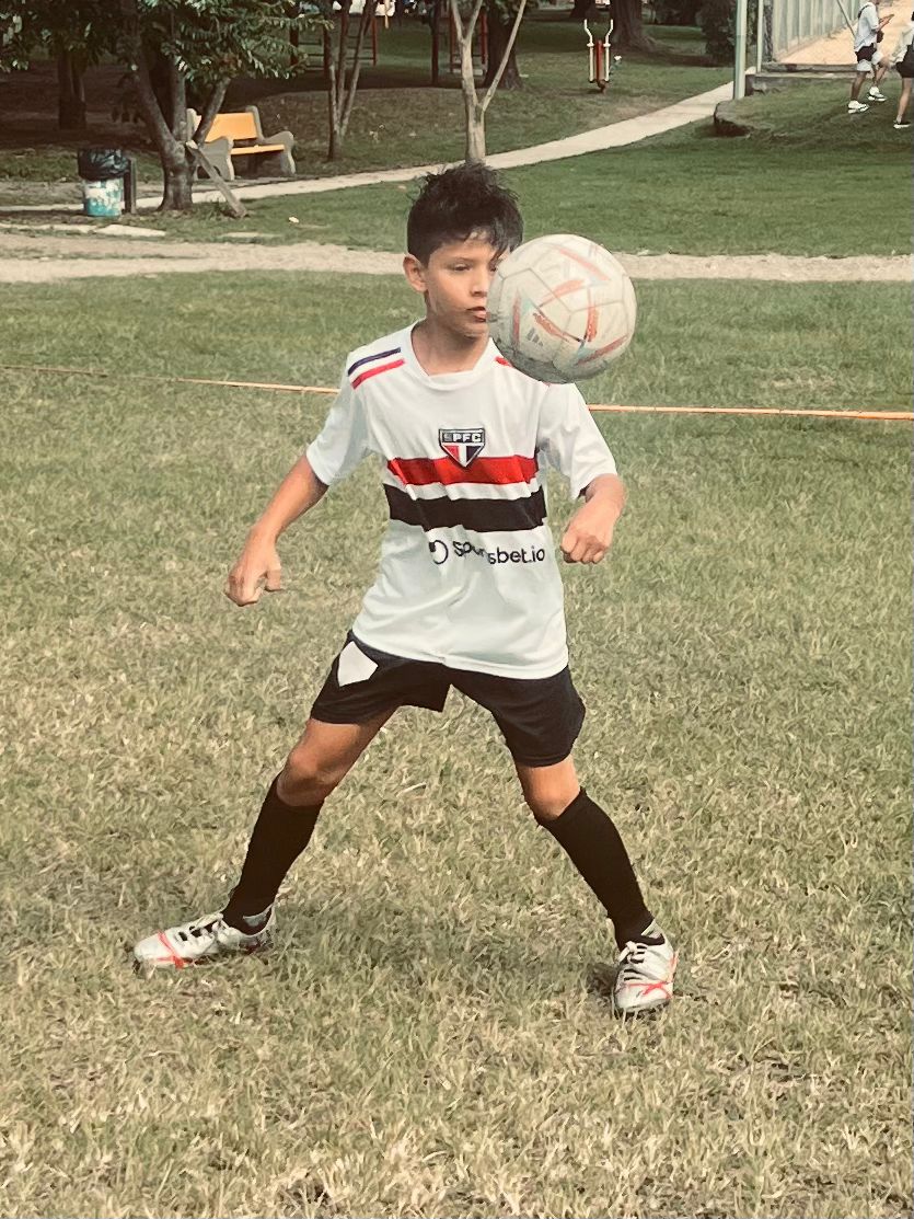 Niños jugando fútbol celebrando en el campo